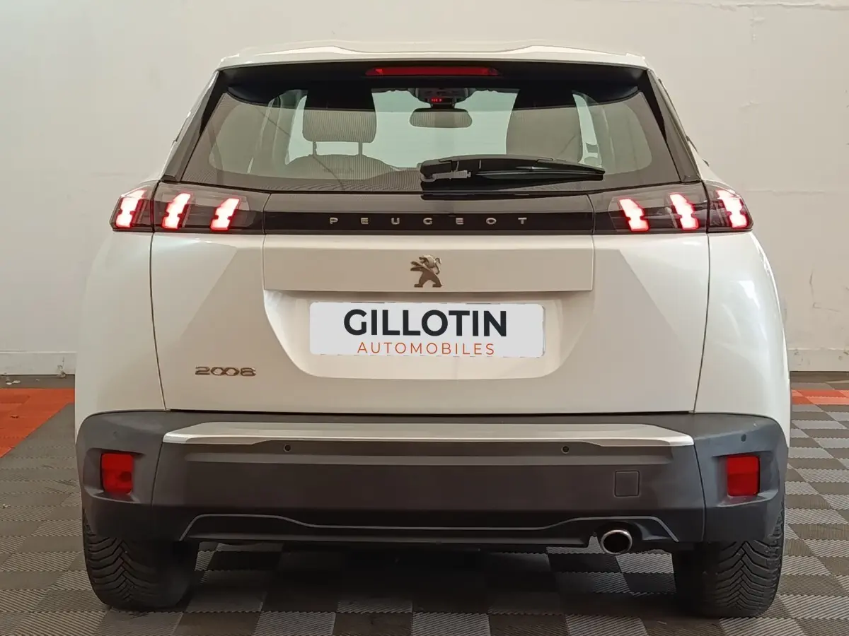Vue arrière d'un Peugeot 2008 blanc de 2021 avec feux LED caractéristiques et logo lion central.