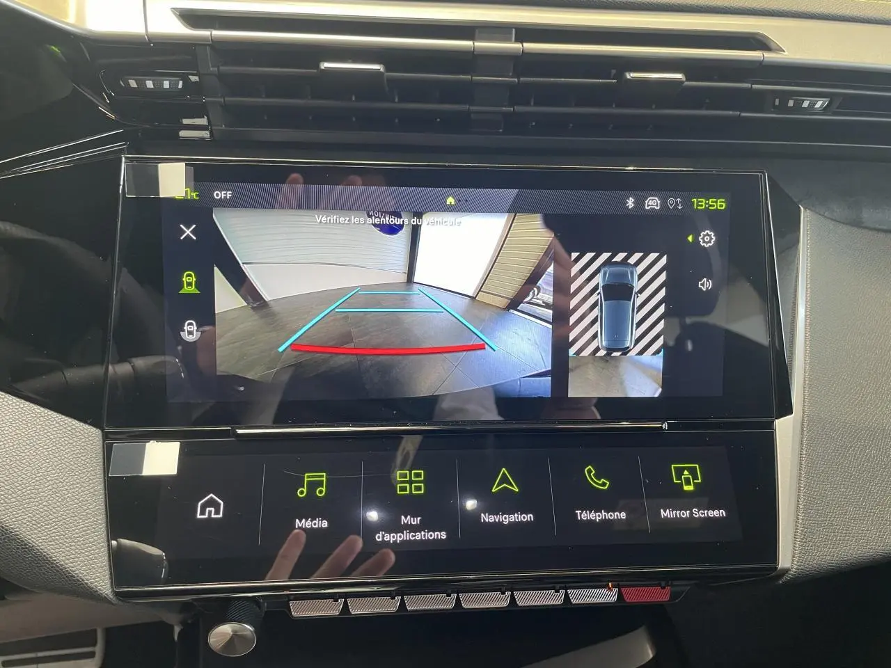 Écran tactile central affichant la caméra de recul et la vue 360° dans l'habitacle d'une Peugeot 308 gris Artense.