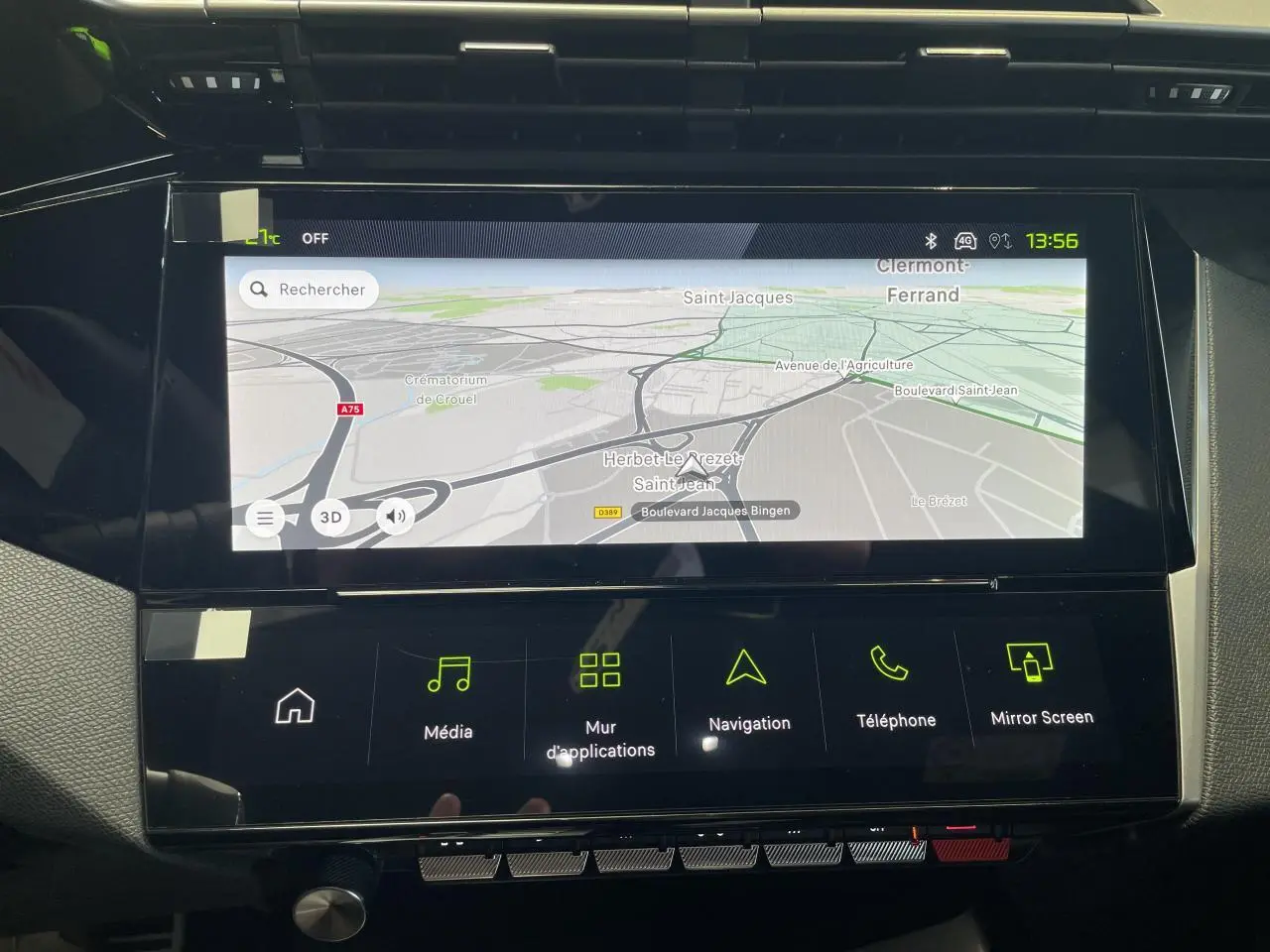 Écran tactile central du tableau de bord du Peugeot 308 gris Artense, affichant la navigation 3D.