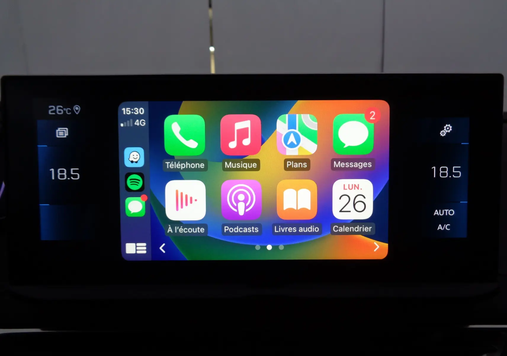 Écran tactile central du Peugeot 5008 2023 affichant les applications smartphone et la climatisation à 18,5°C.