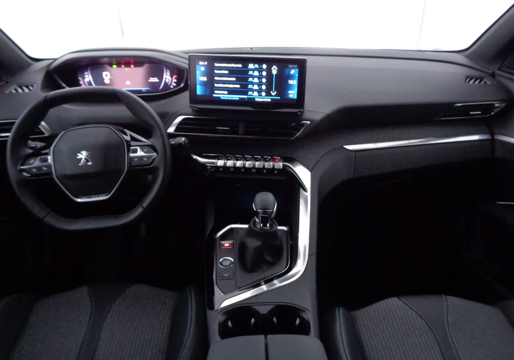 Vue intérieure avant du Peugeot 5008 2023 avec tableau de bord numérique, écran tactile central et levier de vitesse manuelle.