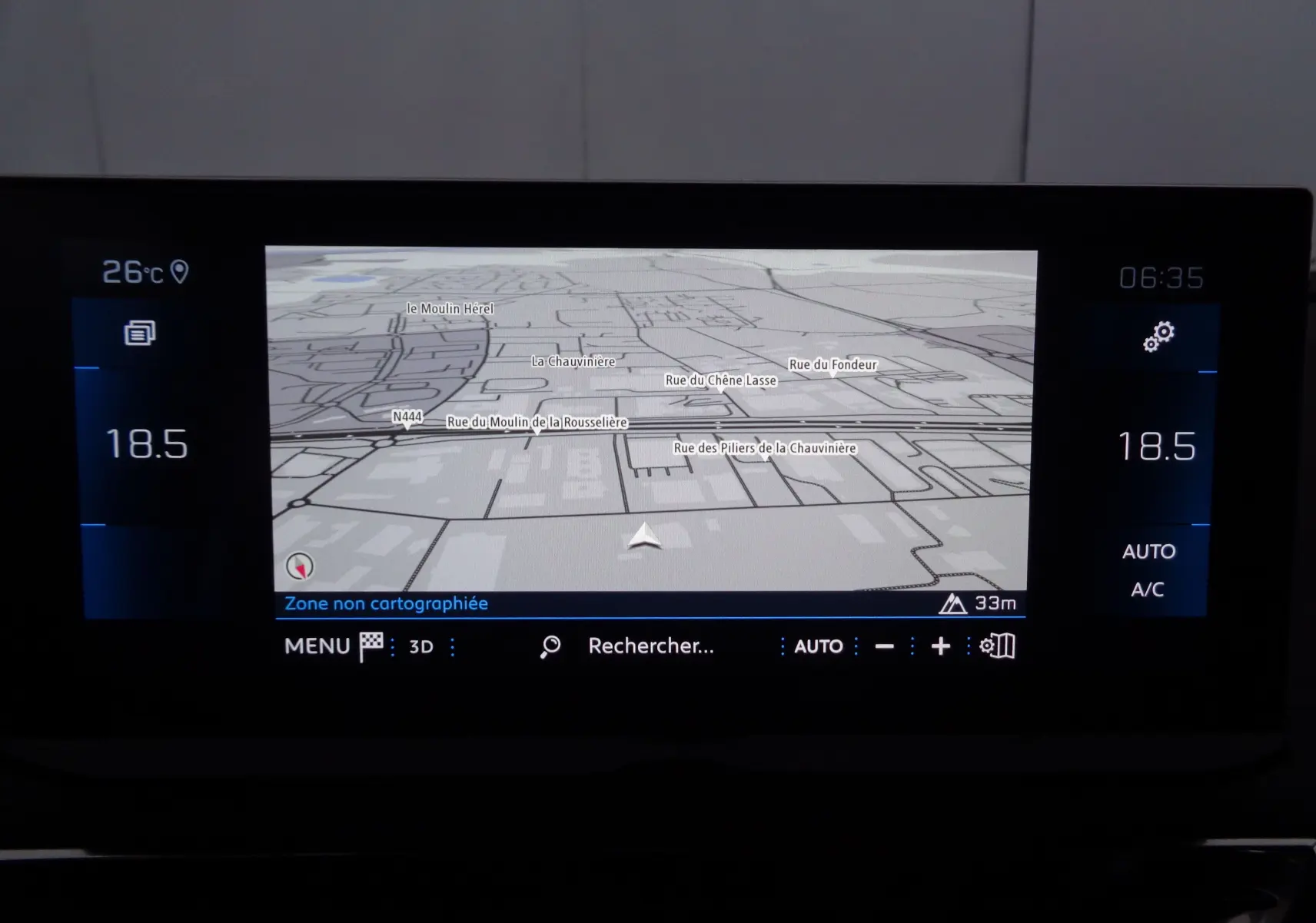 Écran central du Peugeot 5008 2023 affichant la navigation en 3D avec température intérieure à 18,5°C.