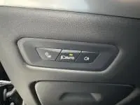 Boutons de réglage électrique des sièges avec mémoire sur panneau intérieur noir d'une BMW X5 xDrive50e M Sport 2023.