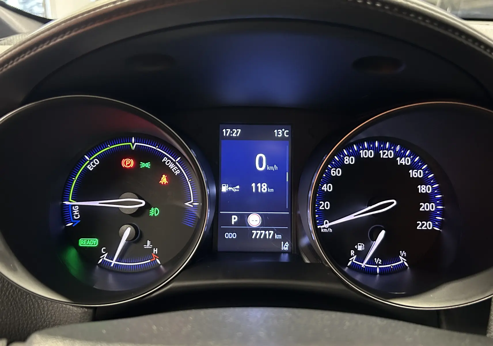 Tableau de bord du Toyota C-HR Hybride 122h Edition 2WD, affichage numérique et compteurs éclairés en bleu.