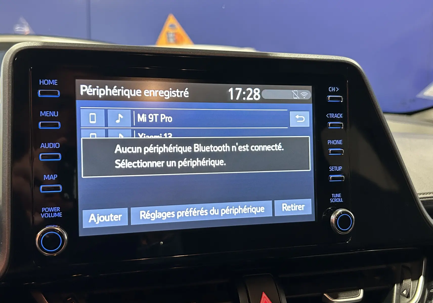Écran tactile central du Toyota C-HR Hybride 2021 affichant la connexion Bluetooth, avec commandes autour en noir brillant.