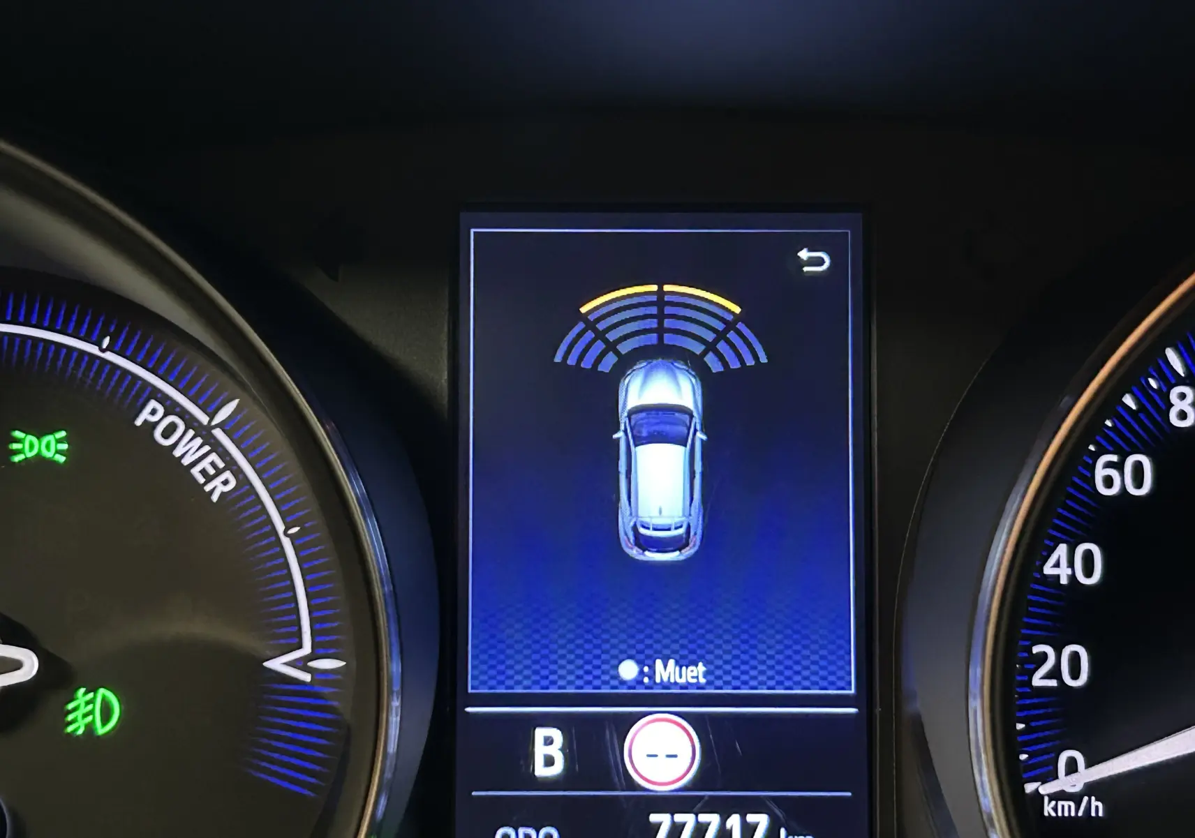 Tableau de bord du Toyota C-HR Hybride noir, affichage central montrant la détection avant active et compteur à 77 717 km.