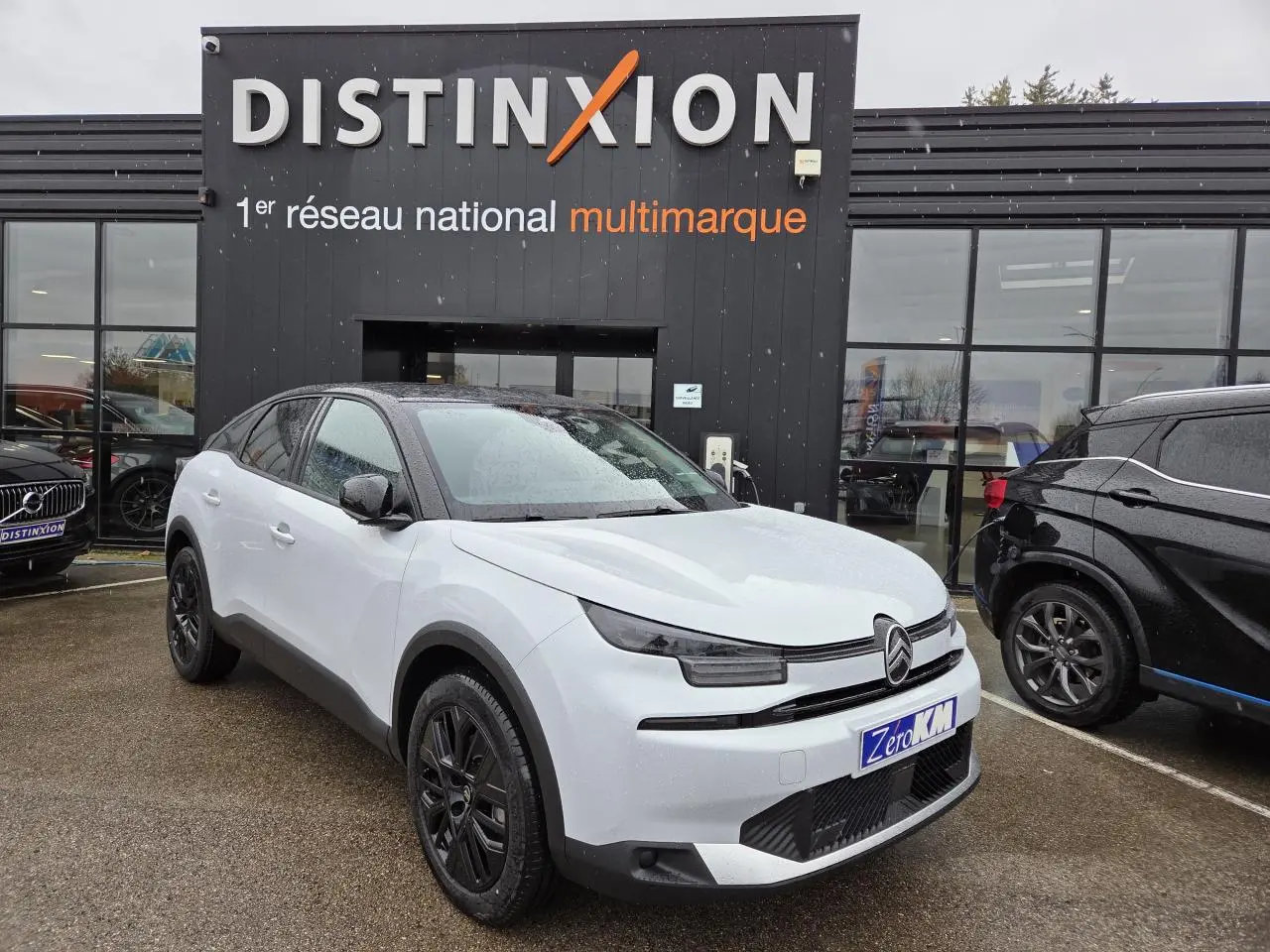 Citroën C4 blanc Okenite avec toit noir, vue 3/4 avant droit devant concession Distinxion.