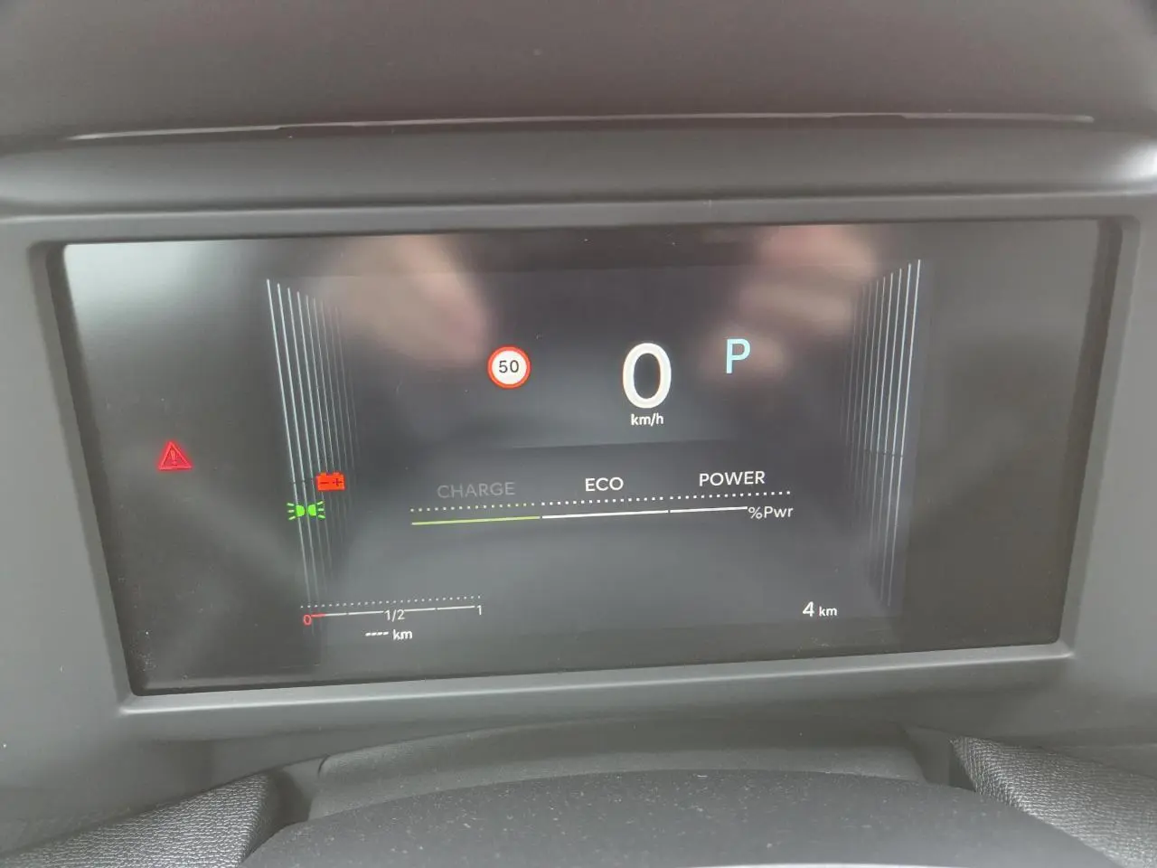 Affichage numérique du tableau de bord de la Citroën C4 hybride blanche, montrant la vitesse à 0 km/h et mode ECO actif.