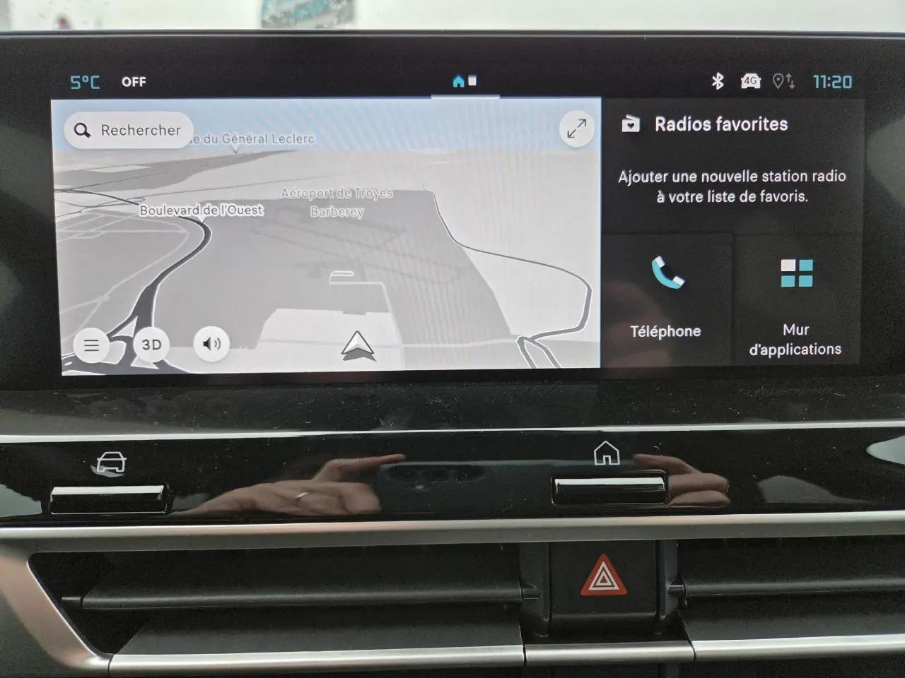 Écran tactile central de navigation et multimédia dans l'habitacle d'une Citroën C4 blanche toit noir, vue intérieure frontale.