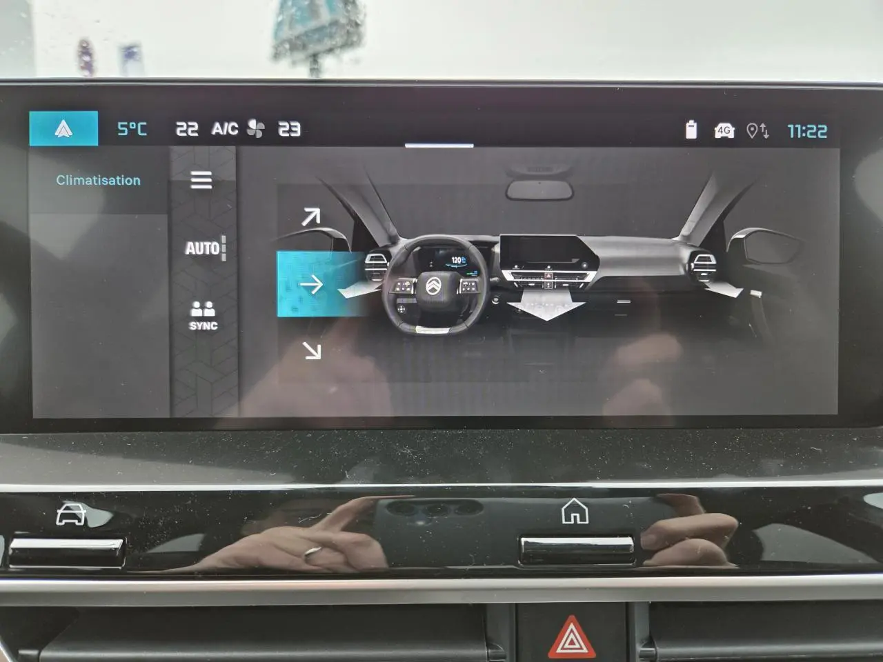 Écran tactile intérieur affichant la ventilation et le tableau de bord numérique de la Citroën C4 blanche 2025.