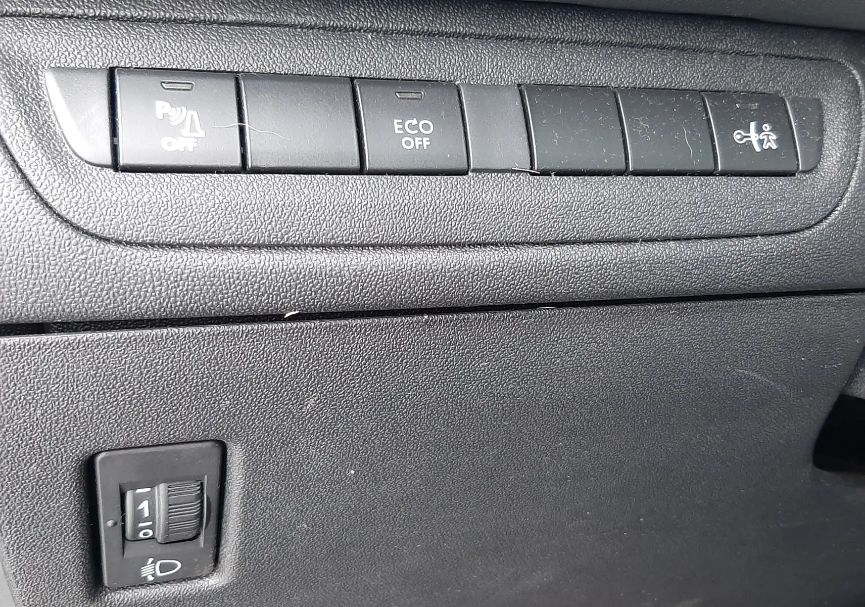 Gros plan sur les commandes de tableau de bord noir de la Peugeot 208 1.2 PureTech 82ch Signature 2019.