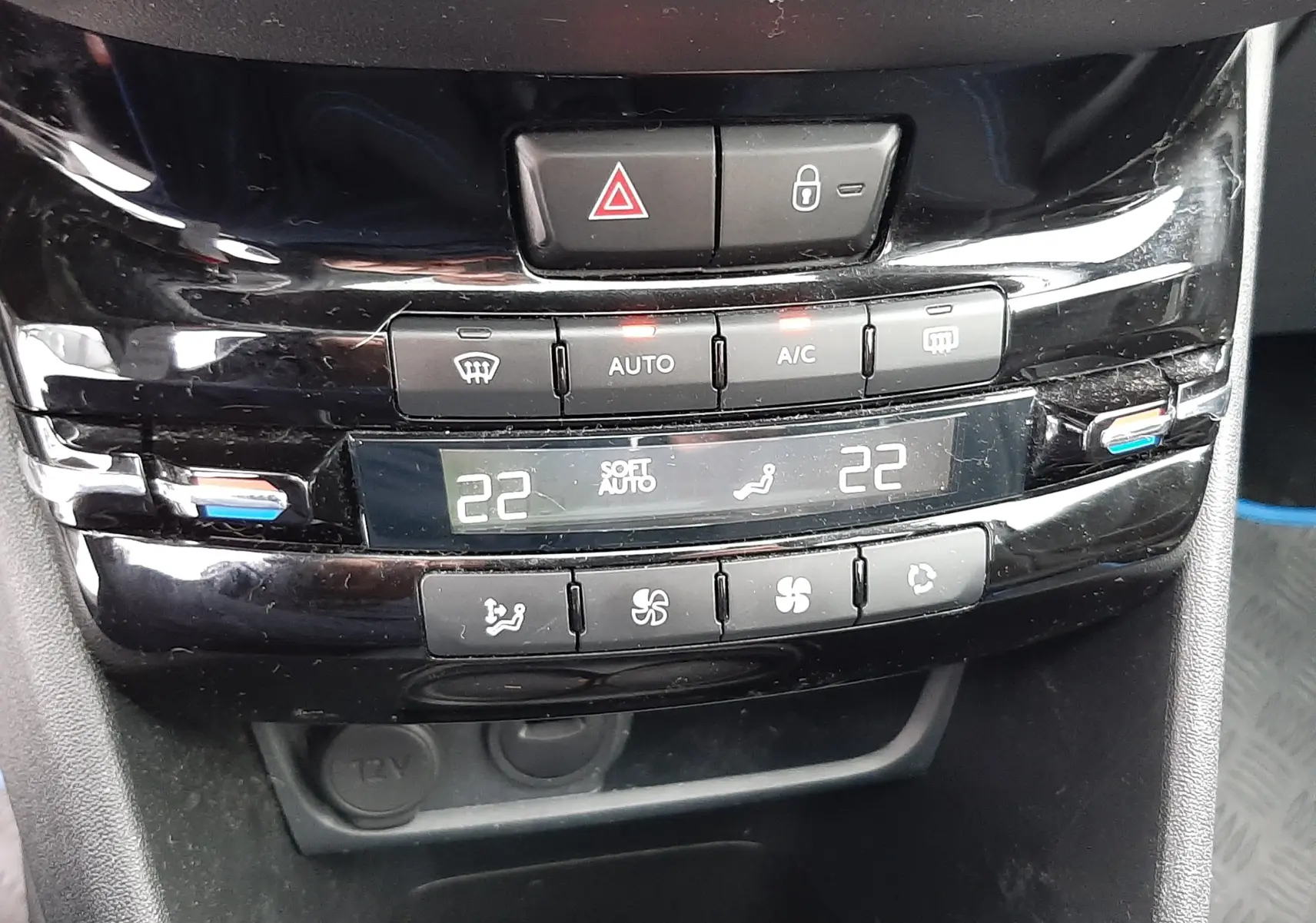 Panneau de commande de la climatisation automatique avec affichage digital dans une Peugeot 208 Bleu Nuit 2019.