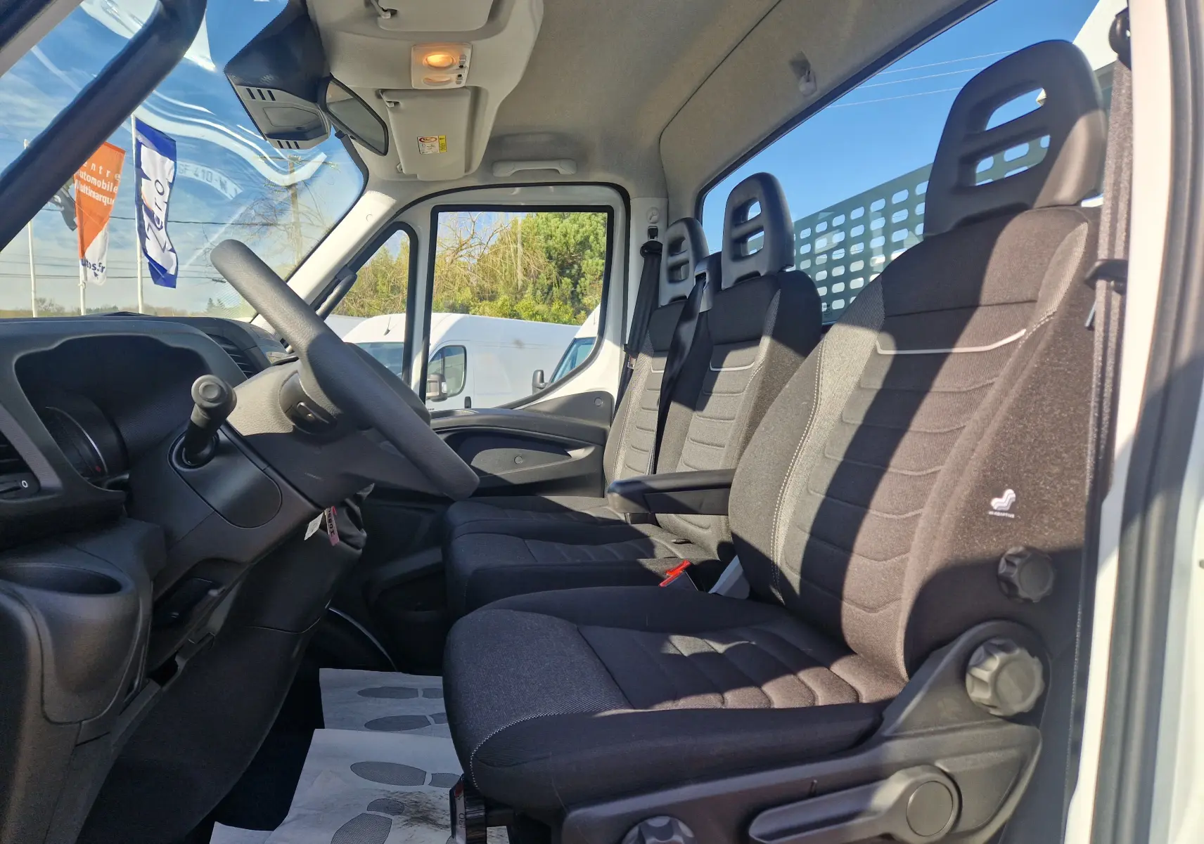 Vue de face du coffre blanc ouvert du châssis cabine Iveco Daily 35C16 avec étagère intérieure visible.