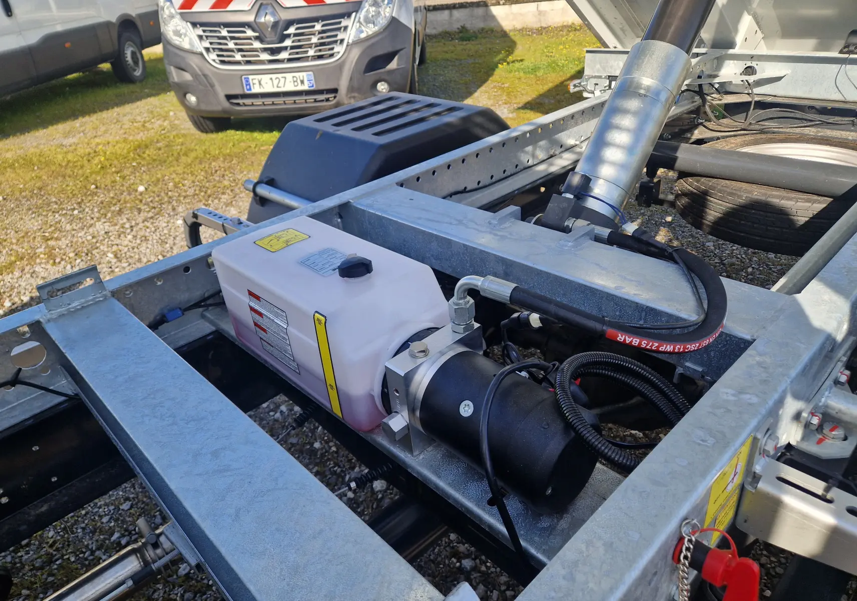 Vue rapprochée des commandes de lève-vitres et réglage des rétroviseurs sur la porte côté gauche d’un Iveco Daily blanc.