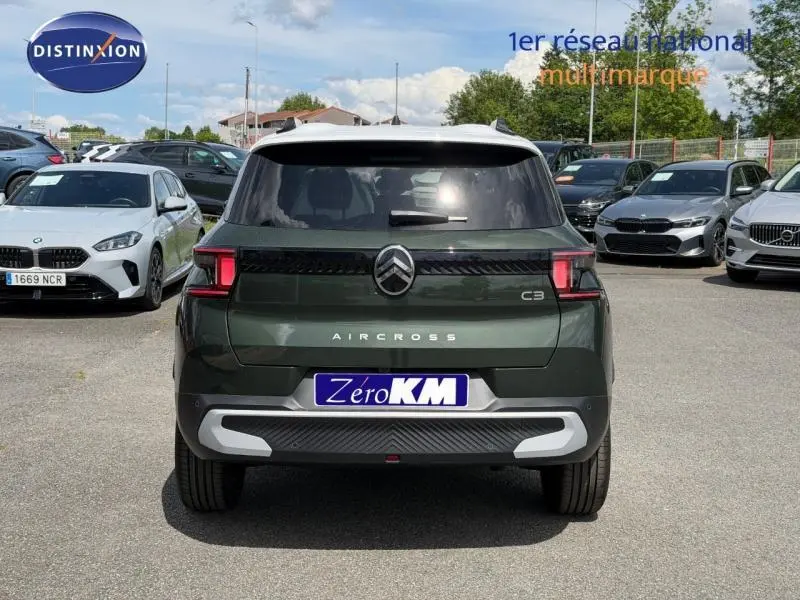 Vue arrière d'un Citroën C3 Aircross 2026 vert Montana avec toit blanc et feux arrière LED distinctifs.