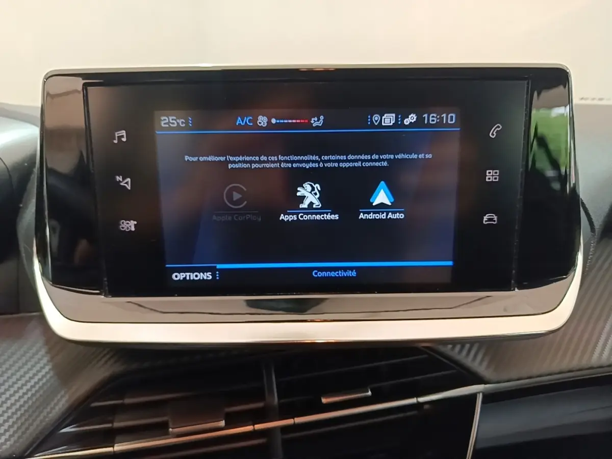 Écran tactile central de la Peugeot 208 PureTech 100 S&S Active Pack 2023 affichant Apple CarPlay et Android Auto.