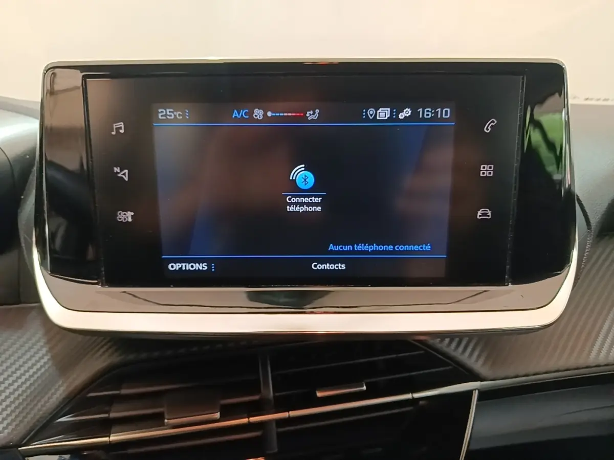 Écran tactile central de la Peugeot 208 PureTech 100 S&S Active Pack 2023 avec interface Bluetooth affichée.