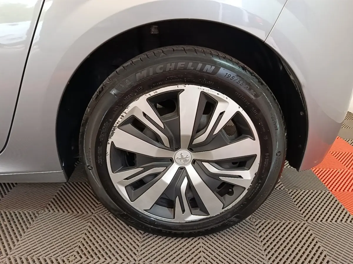 Gros plan sur la roue avant droite gris clair de la Peugeot 208 2023 avec jante alliage et pneu Michelin.