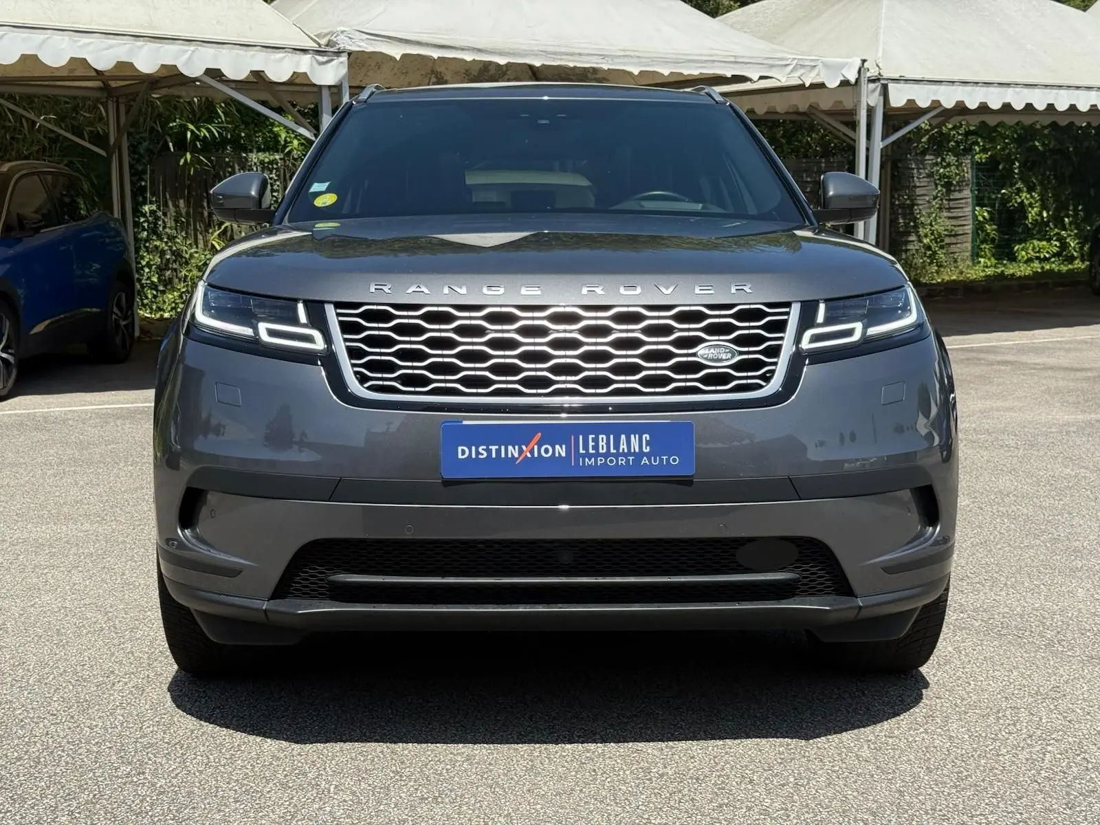 Vue frontale d'un Range Rover Velar gris 2019 avec calandre distinctive et feux LED en forme de C.