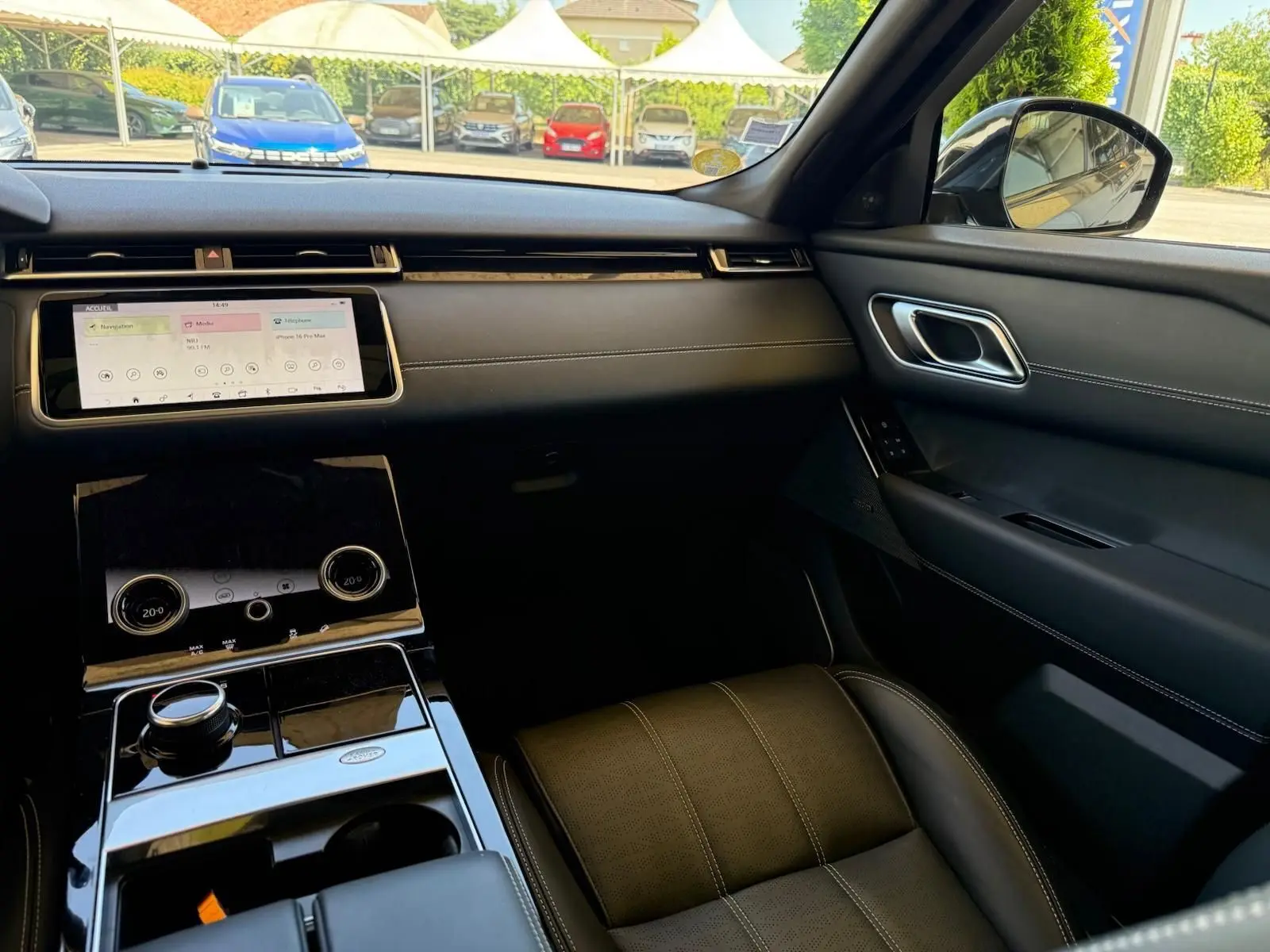 Intérieur du Range Rover Velar 2019 en cuir gris, vue côté passager mettant en valeur la console tactile et les finitions cuir Windsor.