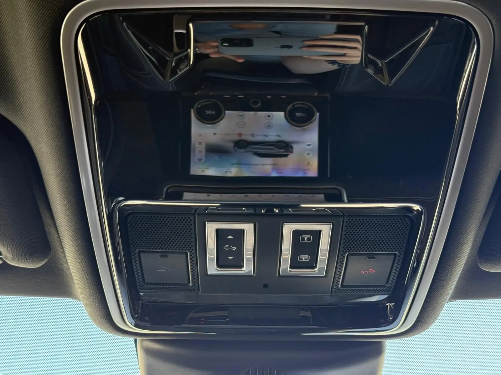 Vue en gros plan du panneau de commande de toit ouvrant et des commandes intérieures du Range Rover Velar gris 2019.