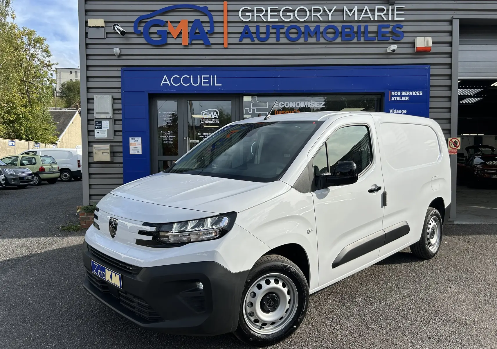 Fourgon Peugeot Partner blanc vu en 3/4 avant droit, avec rétroviseurs noirs et jantes acier simples.