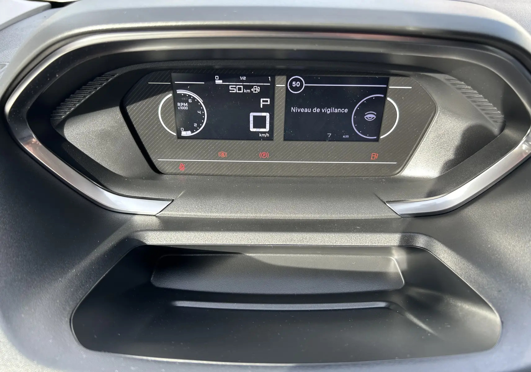 Tableau de bord numérique du Peugeot Partner Fourgon 2025 affichant la vitesse et le niveau de vigilance.