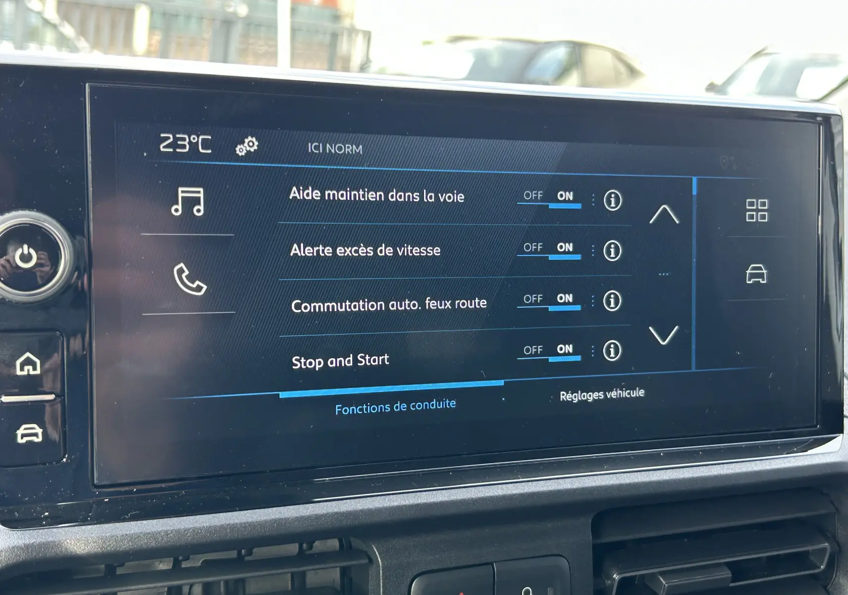 Écran tactile central du Peugeot Partner Fourgon 2025 affichant les réglages d’aide à la conduite et température à 23°C.