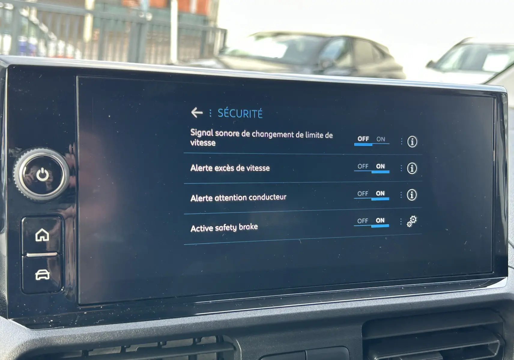 Écran tactile intérieur du Peugeot Partner Fourgon blanc 2025 affichant les options de sécurité activées.