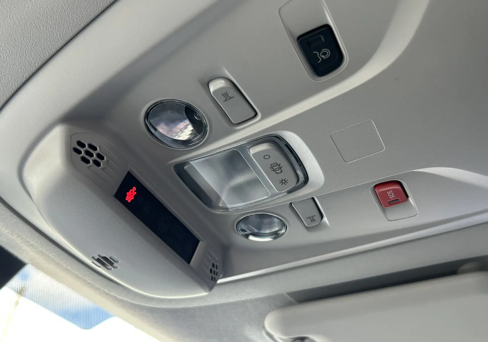 Plafonnier intérieur du Peugeot Partner Fourgon blanc 2025 avec commandes d'éclairage et bouton SOS rouge.