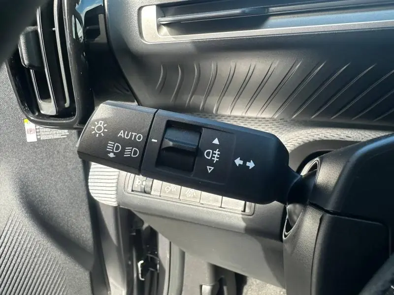 Gros plan sur la commande des feux et clignotants côté gauche du tableau de bord du Citroën C3 Aircross gris Mercury.