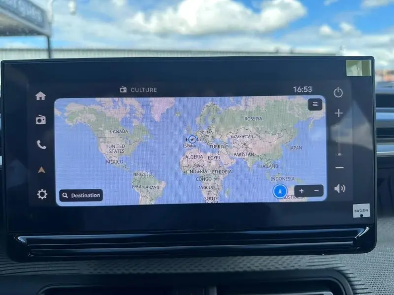 Écran tactile du système GPS du Citroën C3 Aircross 2026 affichant une carte du monde en mode navigation.