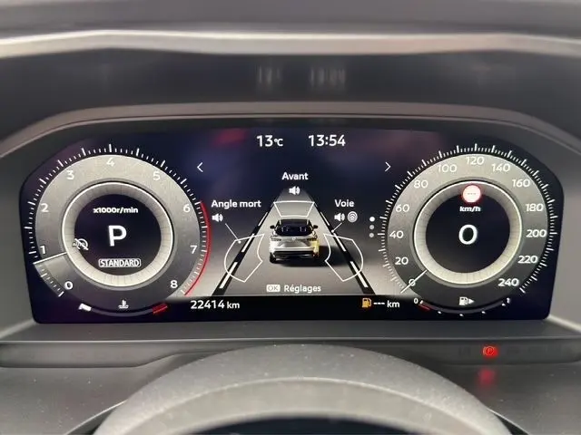 Affichage numérique 12,3 pouces du combiné d'instruments du Nissan Qashqai 2025, avec indication vitesse et assistance conduite.