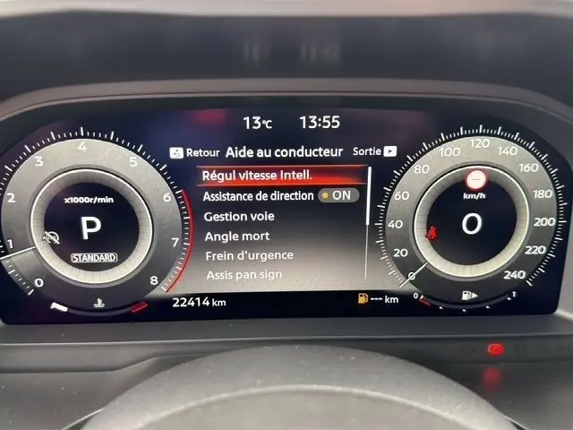 Vue rapprochée du combiné d'instruments numérique du Nissan Qashqai 2025 affichant les aides à la conduite activées.