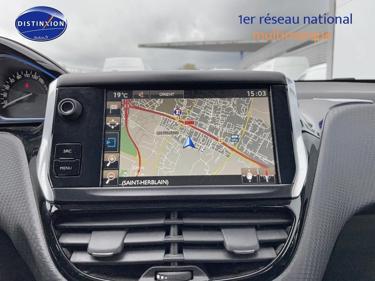 Écran GPS central du tableau de bord d'une Peugeot 2008 blanc nacré, vue intérieure frontale.