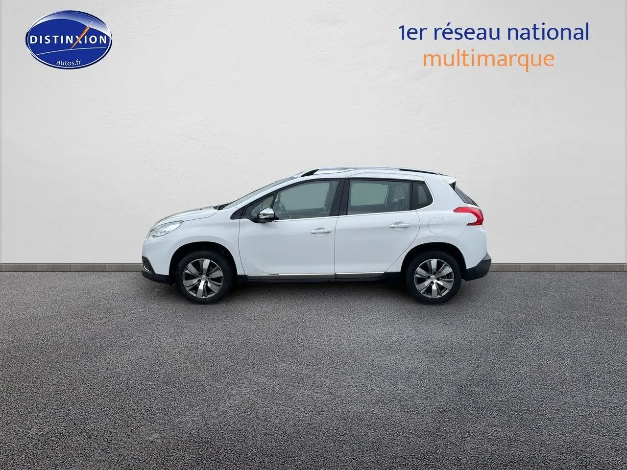 Profil côté gauche d'un Peugeot 2008 blanc nacré, vue extérieure sur fond neutre, avec jantes alliage et toit noir.