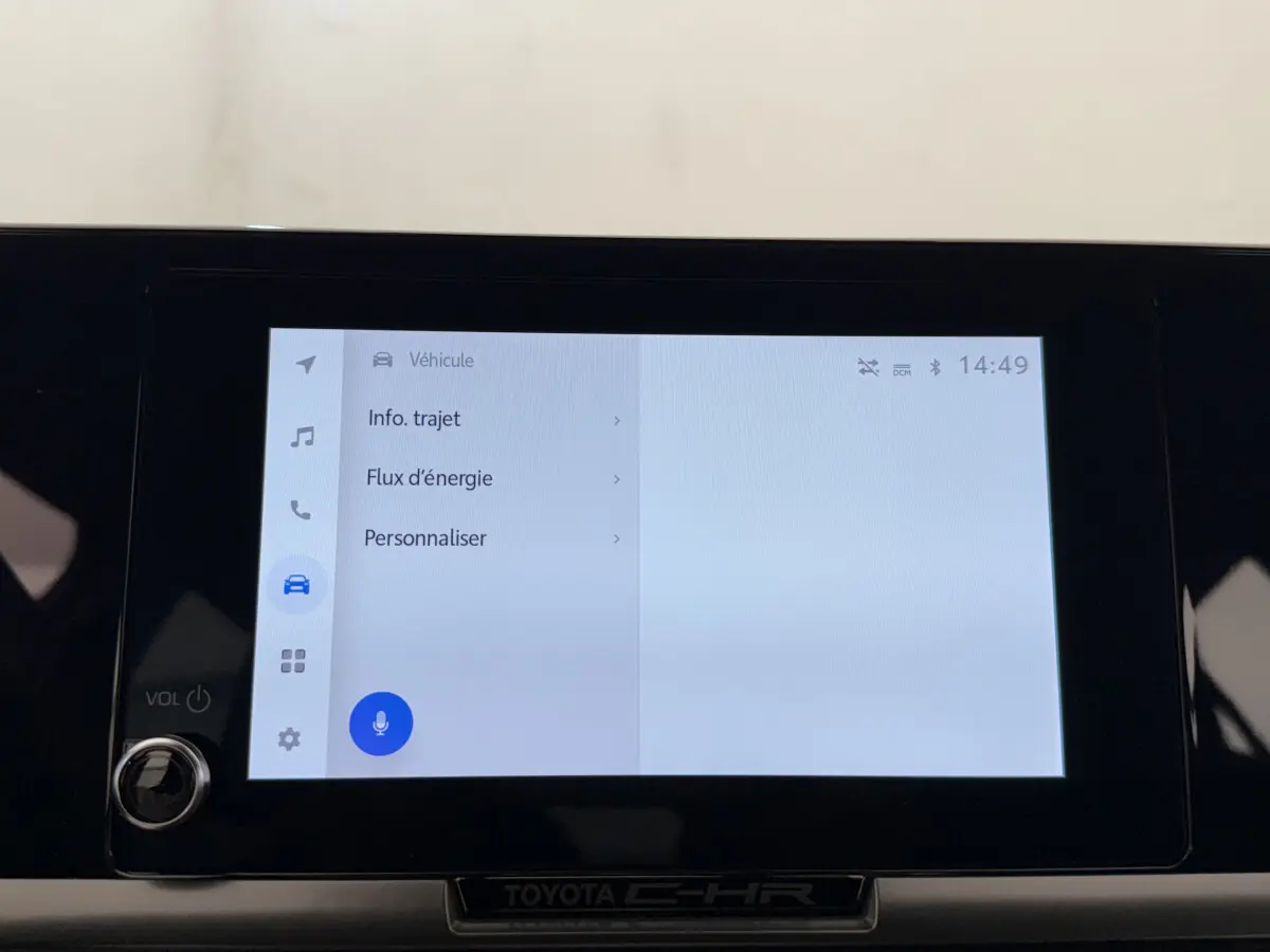 Écran tactile central du Toyota C-HR 1.8 Hybride 140 Dynamic affichant les options de véhicule en intérieur noir.