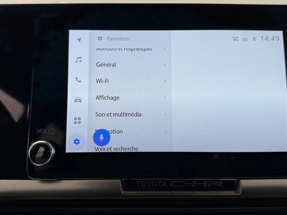 Écran tactile central du Toyota C-HR 1.8 Hybride 2024 affichant les paramètres de connectivité et multimédia.