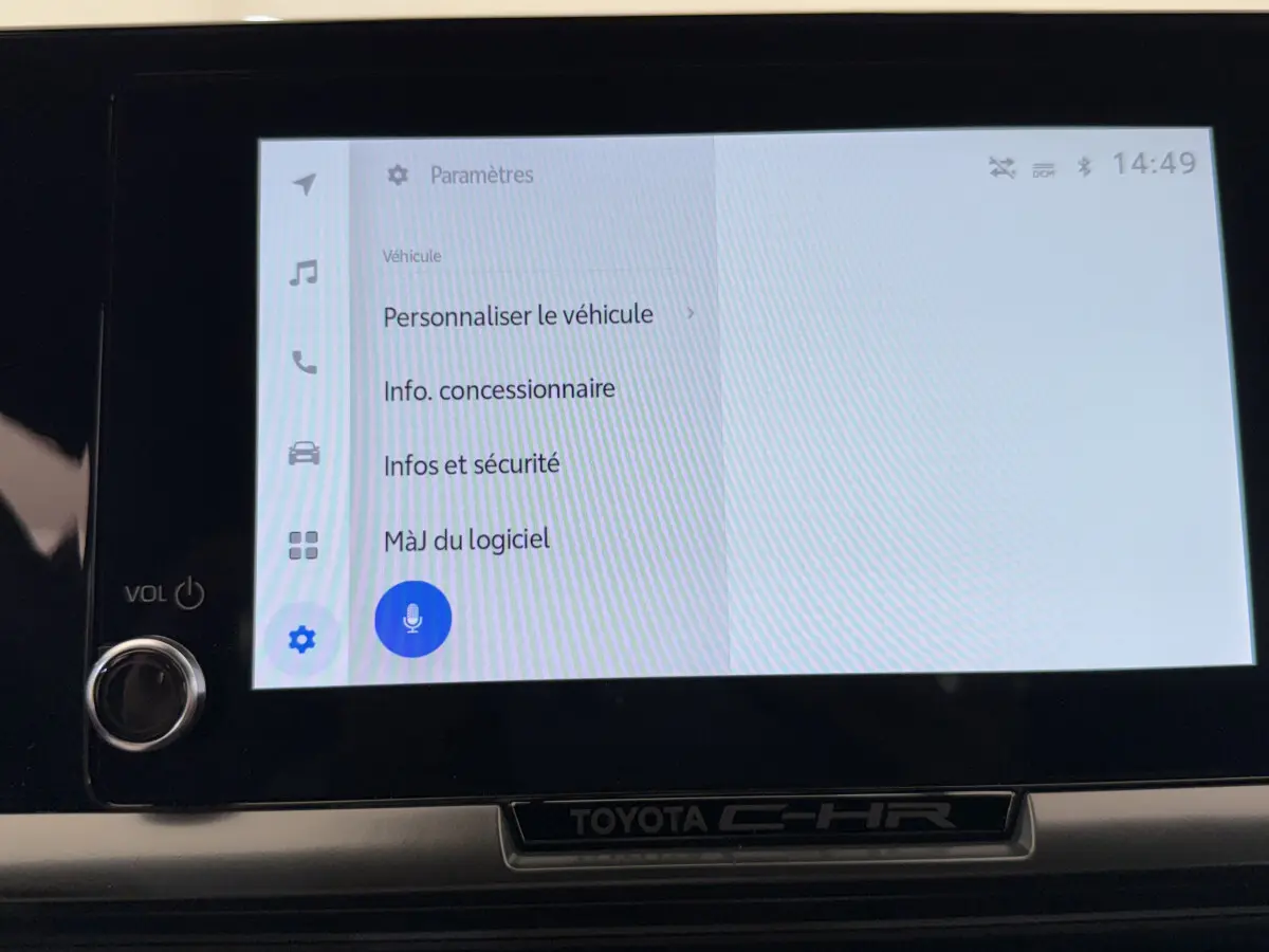 Écran tactile central du Toyota C-HR 1.8 Hybride blanc, affichant le menu des paramètres du véhicule.