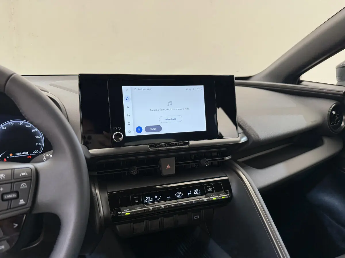 Tableau de bord du Toyota C-HR 1.8 Hybride 140 Dynamic 2024, vue centrale avec écran tactile et commandes climatisation.