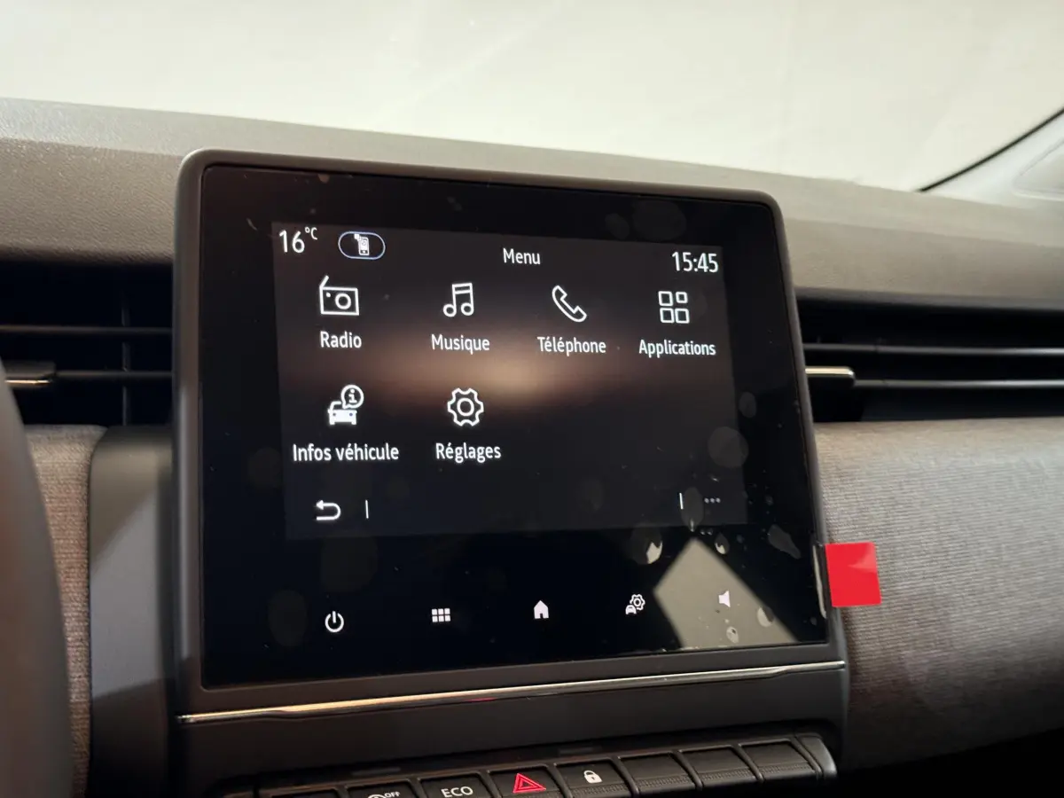 Écran tactile central affichant le menu multimédia dans l'habitacle d'une Renault Clio gris clair de 2025.