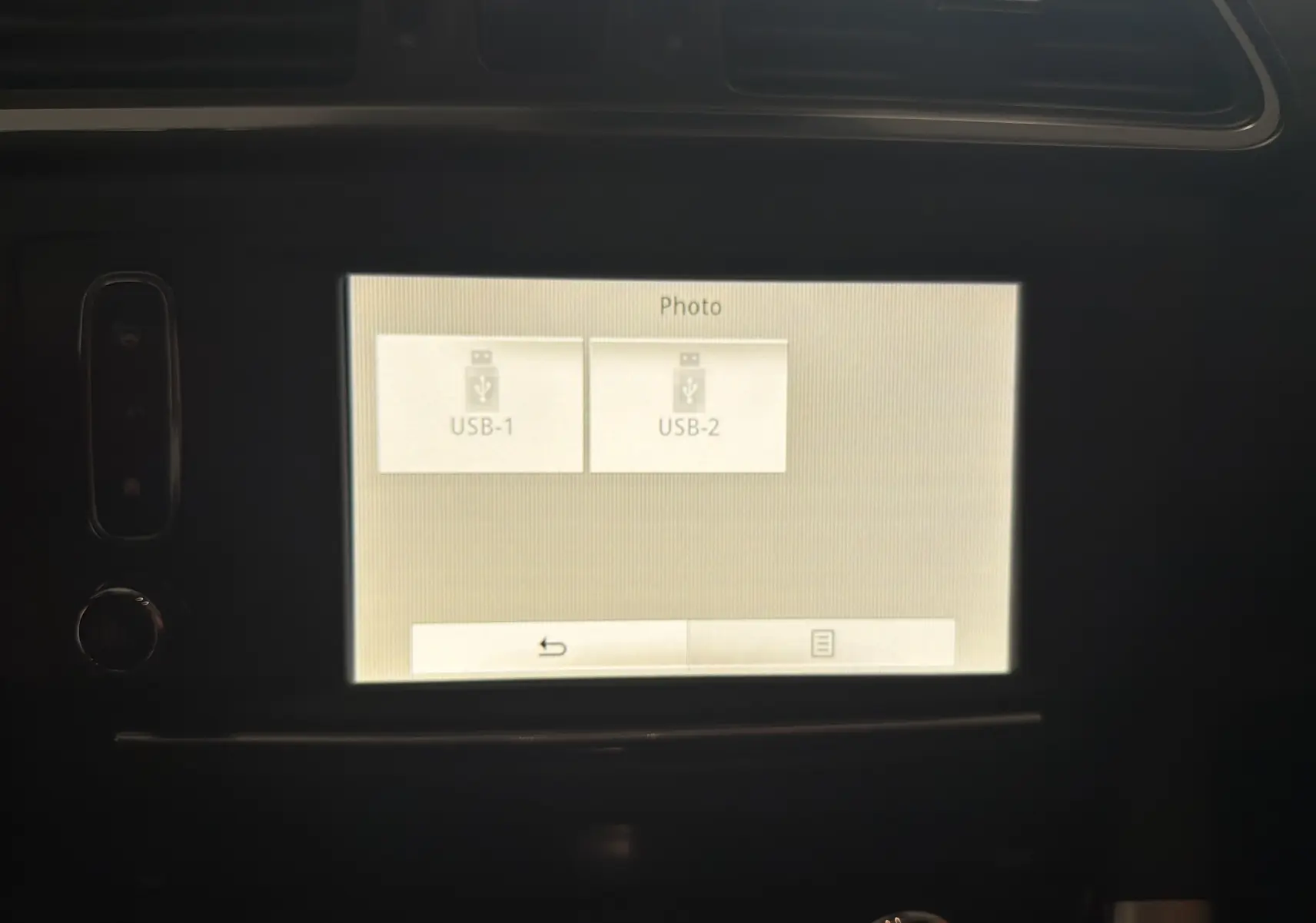 Écran tactile central du Renault Kadjar 2016 affichant les options USB-1 et USB-2 en intérieur noir.
