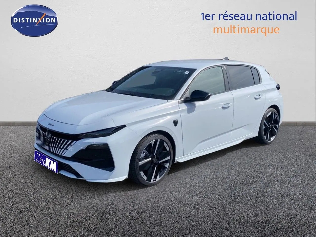 PEUGEOT 308 1.2 HYBRID blanc Okenite métal en 3/4 avant droit avec jantes noires bicolores et calandre distinctive.