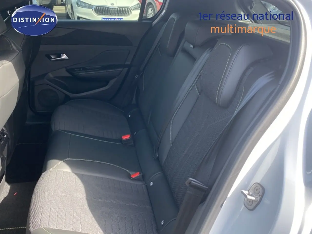 Vue intérieure côté droit des sièges arrière en tissu et cuir noir d'une Peugeot 308 blanche 2026.