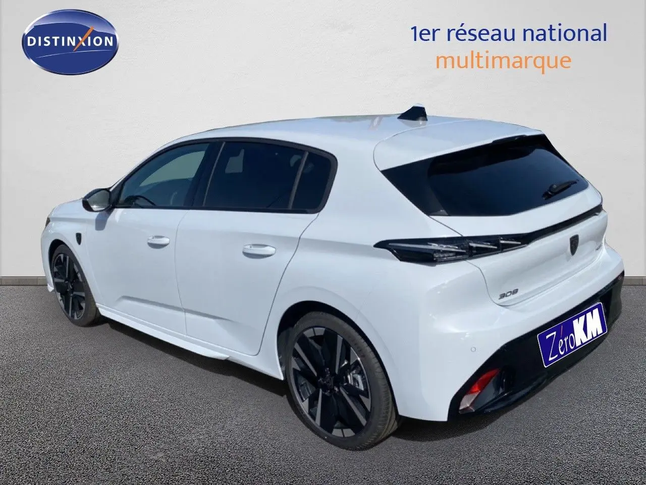 Peugeot 308 1.2 Hybrid blanche vue 3/4 arrière droit, avec jantes noires et vitres teintées.