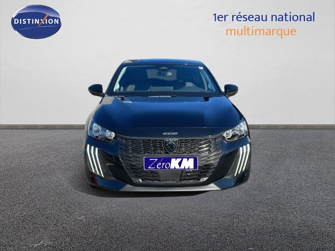 Vue de face d'une Peugeot 208 Hybrid 110ch Allure noire Perla Metal avec feux LED distinctifs allumés.