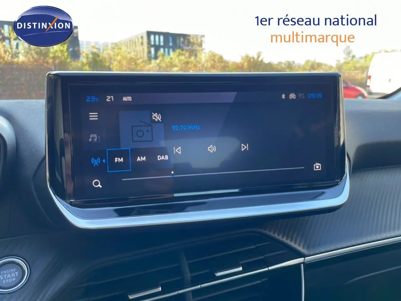 Écran tactile central de la Peugeot 208 Hybrid 110ch Allure 2026, affichant la radio FM, intérieur noir.