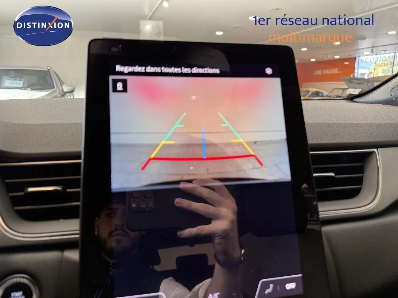 Vue intérieure centrée sur l'écran tactile affichant la caméra de recul du Renault Captur gris cassiopée métal.