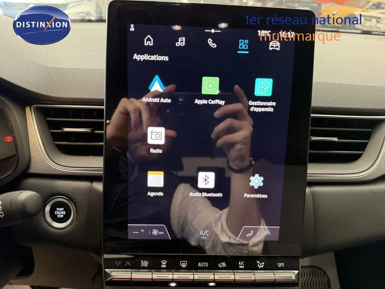 Écran tactile central du tableau de bord du Renault Captur 2025, avec commandes climatisation et démarrage moteur visibles.