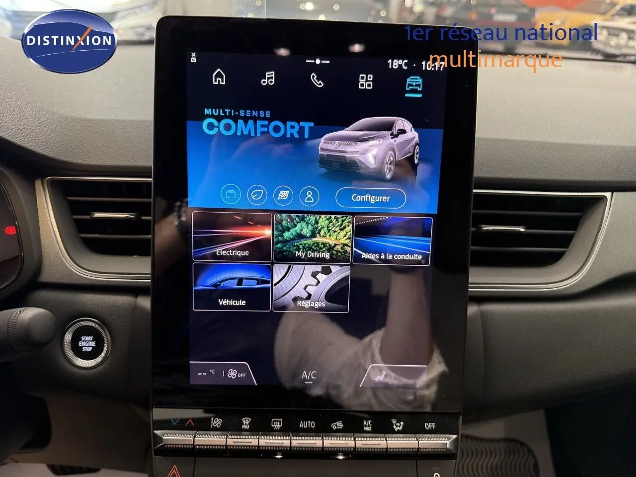 Écran tactile central du tableau de bord du Renault Captur gris cassiopée, affichant le mode confort et les options de conduite.